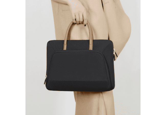 C100 Fashion Laptop Bag Model Display